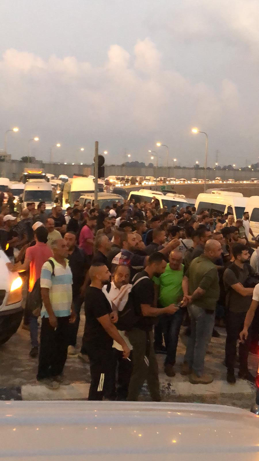 عمال يغلقون الشارع عند معبر إيال احتجاجا على مضايقات الشرطة لسيارات النقل